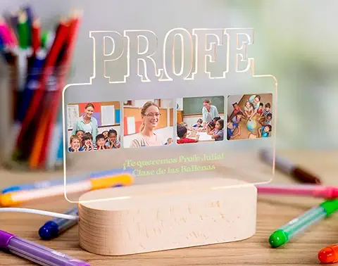 Made in Gift Lámpara de Metacrilato Personalizada “Profe” con Fotos y Texto de Alumnos y Profesores/as con Base de Madera Luminosa de Luz Blanca con Cable USB como Regalo Original para Fin de Curso  