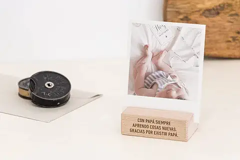 KUKO - Base de Fotos con Frase Personalizada, en Tamaño Pequeño Ideal para 1 Fotografía, Marco de Fotos Múltiples, Portaretrato de Sobremesa de Madera Personalizado, PEQUEÑO (7,5 cm)  