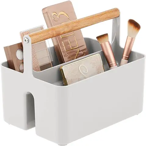 MDesign Cesta con asa para el Baño – Caja Organizadora con 2 Compartimentos para Cosméticos, Maquillaje o Pintaúñas – Organizador de Cosméticos Portátil de Plástico con asa de Madera – gris Claro  